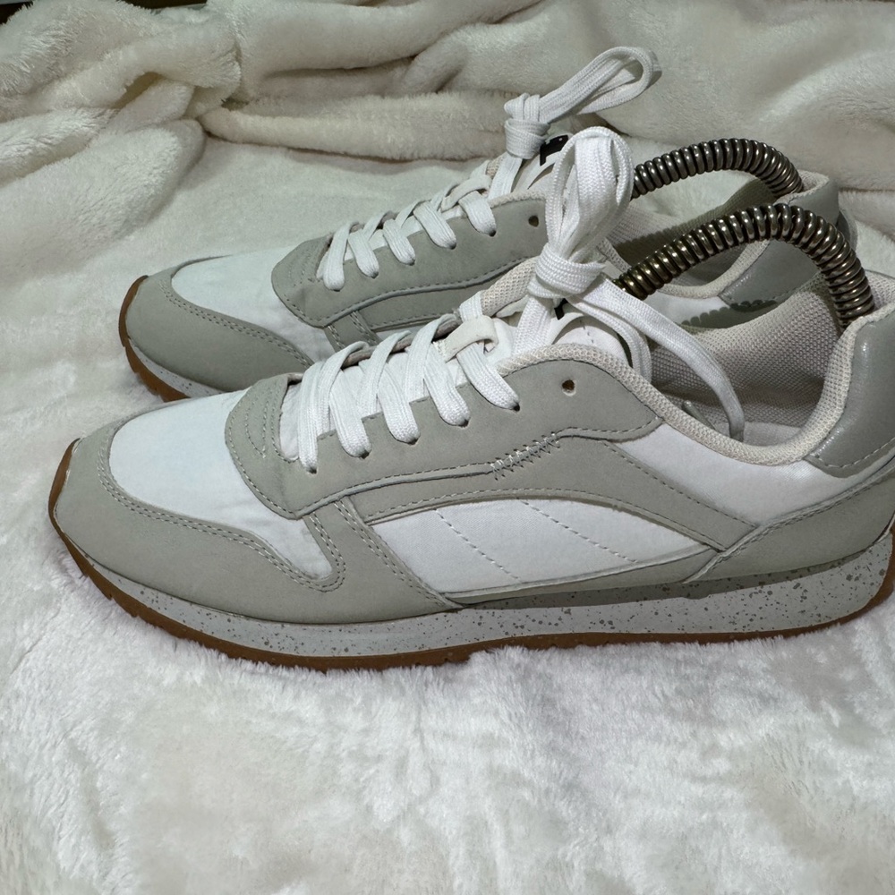 Steve Madden sneakers in grey/white color